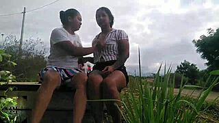 Sexo Oral en el Parque: Latina Amateur Sucks in Public Outdoor Spot