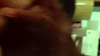 Hun kjemper tilbake under en grov dyp munn-fucking økt