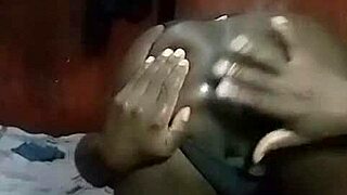 متحول كيني شهواني يقلع ويصبر طيز مفتوحة واسعة