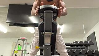 work out strong biceps and back for lifting tricks outdoors