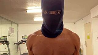 work out strong biceps and back for lifting tricks outdoors