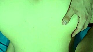 entregando la colita su primer anal