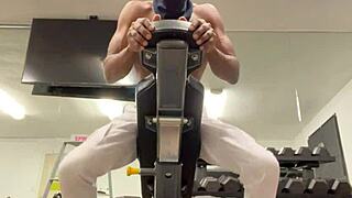 work out strong biceps and back for lifting tricks outdoors