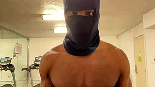 work out strong biceps and back for lifting tricks outdoors