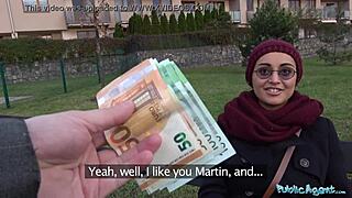 Közterületi ügynök meggyőz egy afgán szépséget nagy faszos üzletre