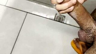 Masturbándome En El Baño Del Gym