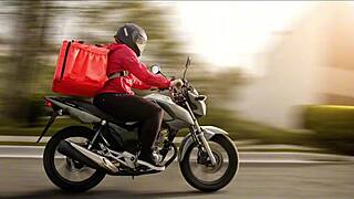 Latina motoqueiro drops off package and gets wild action