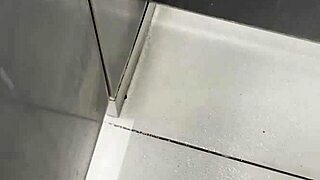 Masturbándome En El Baño Del Gym