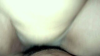 أنيك زوج صاحبتي خلسة على سريرهم