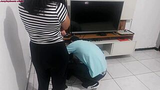 हाउसवाइफ टेक्नीशियन से शिकायत करती है, हसबैंड ने नई लिंगरी को इग्नोर किया, तो वह उसकी ऑपिनियन के लिए पहनती है