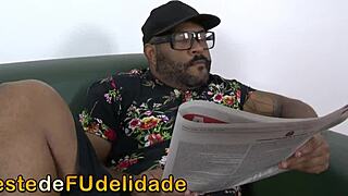 नॉटी ब्राजीलियन स्कूलगर्ल्स लिंगरी में बड़े आदमी के साथ वाइल्ड ऑर्गी होस्ट करती हैं