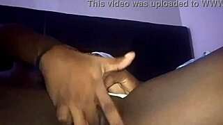 Ela atingiu orgasmo apenas com vibrador e carícias