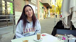 كيف تتعامل صوفيا سويت الصغيرة البالغة 18+ مع زب 10 إنش في الهواء الطلق؟