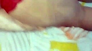 Grabo a mi madrasta usando un dildo enorme