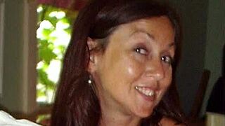 Propriétaire sexy de BnB Candi Annie suce pour paiement cash !