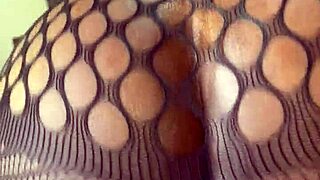 Petite Bubble Butt Babe Rides Dildo in Homemade Clip