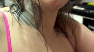 Fodendo a babá da minha enteada durante transmissão de vídeo online