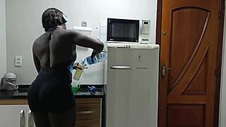 Ta en gratis het personlig trener-leksjon som viser naboen hvordan man knebøyer