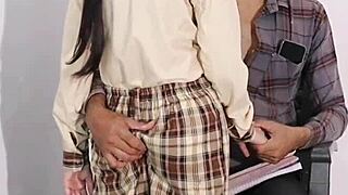 Intialainen koulutyttö porataan opettajalta massiivisella kyrvellä