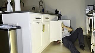 Girlfriend shocks by fucking plumber bigmax8inch and draining his pipe with a messy finish