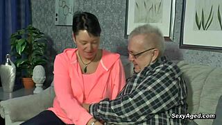 Seksi latinska 18+ me kliče, da sesem kurca, ker rogar ne more stati 😈