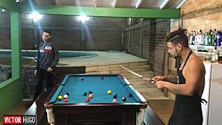 loira entregando o cuzinho para o amigo tatuado em anal hardcore