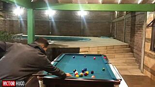 loira entregando o cuzinho para o amigo tatuado em anal hardcore