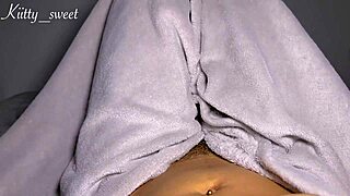 i finger myself, cummin silently, oops so good