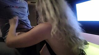 Spotted a Lonely Guy at the Bar and Offered to Suck His Huge Cock