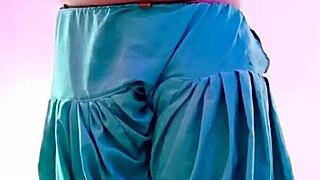 Leaked Video Of 18-Year-Old Indian Girl Showing Sexy Body To Boyfriend On Call