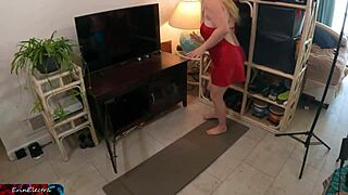 Anak tiri tengok mak tiri tersekat dalam pergaduhan bilik tamu.