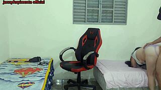 Meia-Irmã Troca Roupa e Fode na Cadeira Gamer