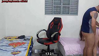Meia-Irmã Troca Roupa e Fode na Cadeira Gamer