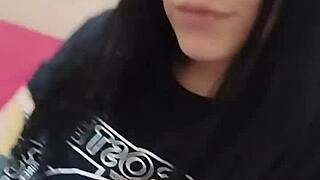 Masturbo mientras chupo verga a mi hermanastro sin condon