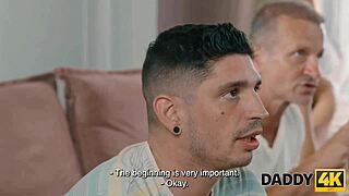 Unchi ceh seduce prietena fiului în afacere de înșelăciune tânăr-bătrân. Arta seducției se desfășoară.