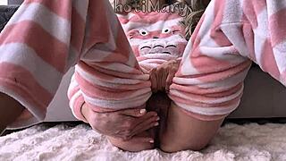 uhh, asian teen 18+ fingerin her hairy pussy til she squirts close up... insane