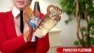 Curvy ebony mystique gives oral to blonde leya falcon 😘