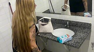 novinha se masturbando no banheiro da escola durante festa de formatura, câmera escondida