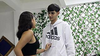 Jag knullar min styvsyster på vår familjeföretagsplats! 😜