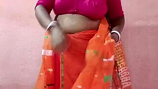 Saree Wearing Chubby Indian Babe