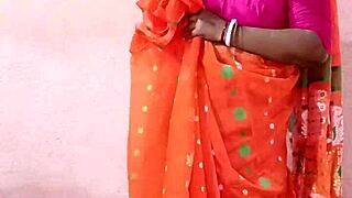 Saree Wearing Chubby Indian Babe