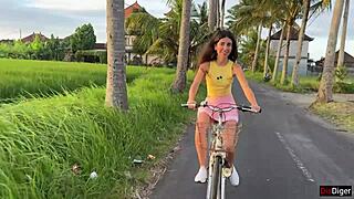 Thanked a Stranger With My Pussy After Bike Help! 😍