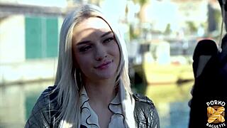 Nathalie Une Belle Blonde Savourant Lanal