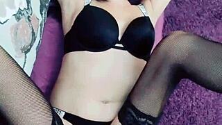 زوجين نحيفين يصورون فيديو منزلي عاطفي مع الزوجة بالجوارب