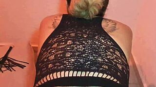 seguidor lleva a latina curvy al cuarto rojo para doggystyle intenso