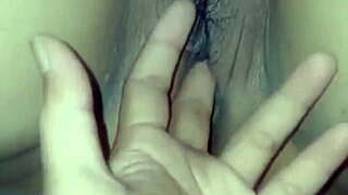 Lihat Brunette Ini Naik Kontol Monster di Adegan Grup