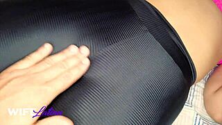 gostosa da academia provoca personal trainer com peitos naturais