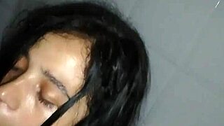 yo escondida en el baño, chupando con pasión latina