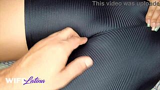 gostosa da academia provoca personal trainer com peitos naturais