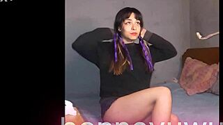 bonneyuwu playing with her dildo in bed 😏